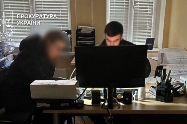 В Киеве чиновница заработала на свете для школьников почти 2 миллиона гривен