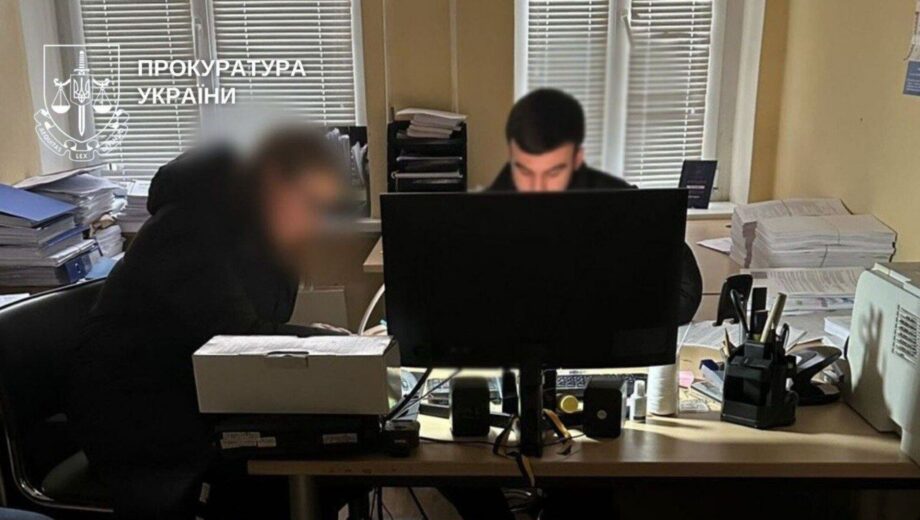 В Киеве чиновница заработала на свете для школьников почти 2 миллиона гривен