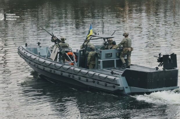 Уникальная операция ГУР: раненого военного стабилизировали на плавучей платформе