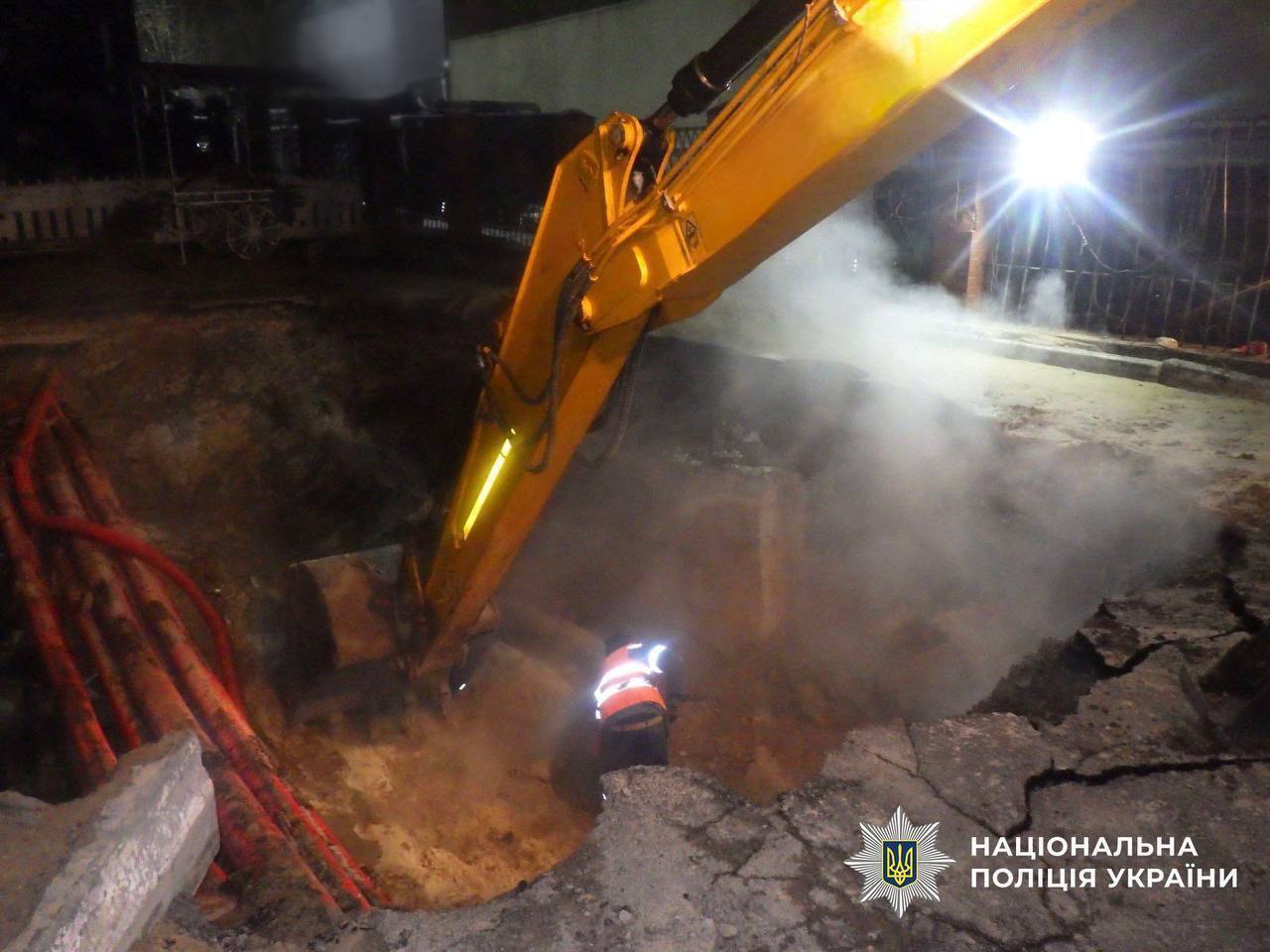 У Києві 16-річна дівчина впала в яму з окропом через прорив тепломережі