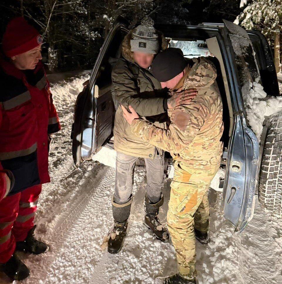Прикордонники врятували двох чоловіків, які загубилися в лісі за -20°