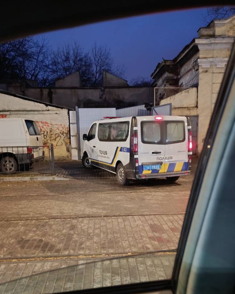 Полицейский автомобиль возле КУ ''Одесский зоопарк''