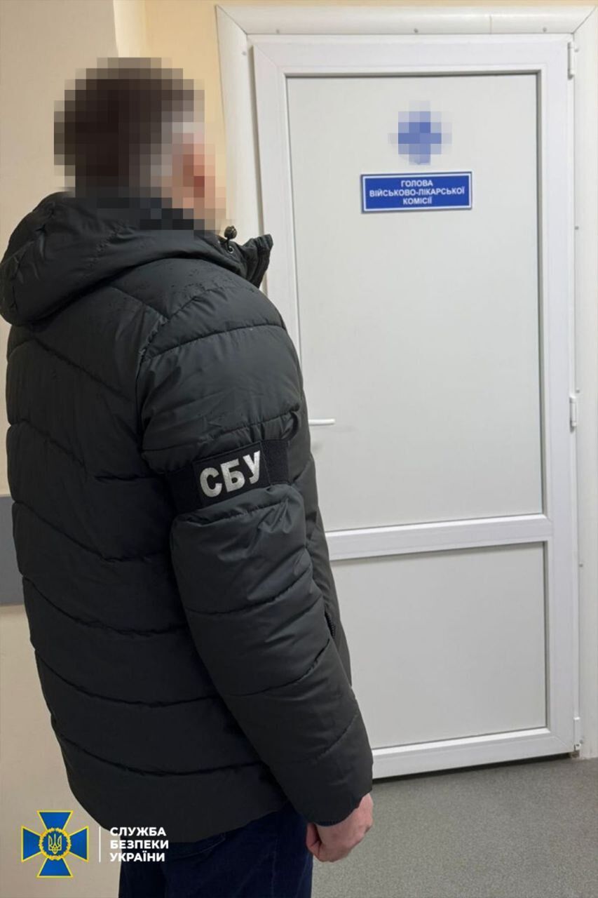 Понад 300 тис. доларів виявлено у голови районної ВЛК на Дніпропетровщині, — СБУ