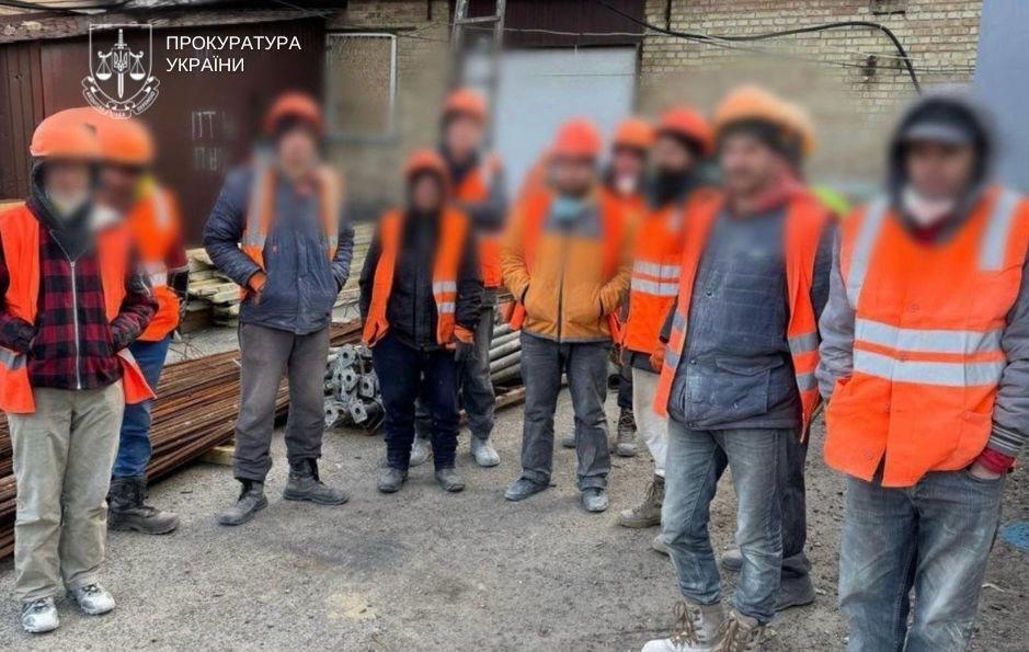 Организаторы ''реабилитационного центра'' в Киеве заставляли алкозависимых работать бесплатно