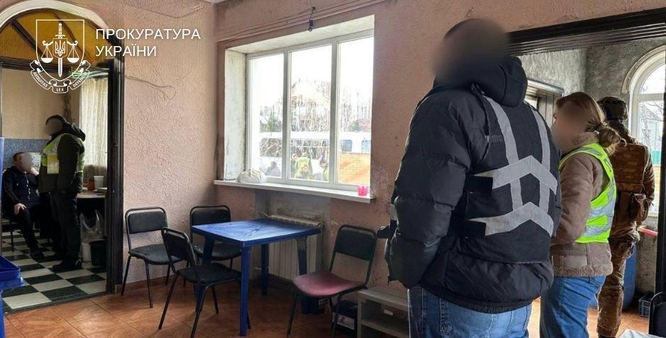 Организаторы ''реабилитационного центра'' в Киеве заставляли алкозависимых работать бесплатно