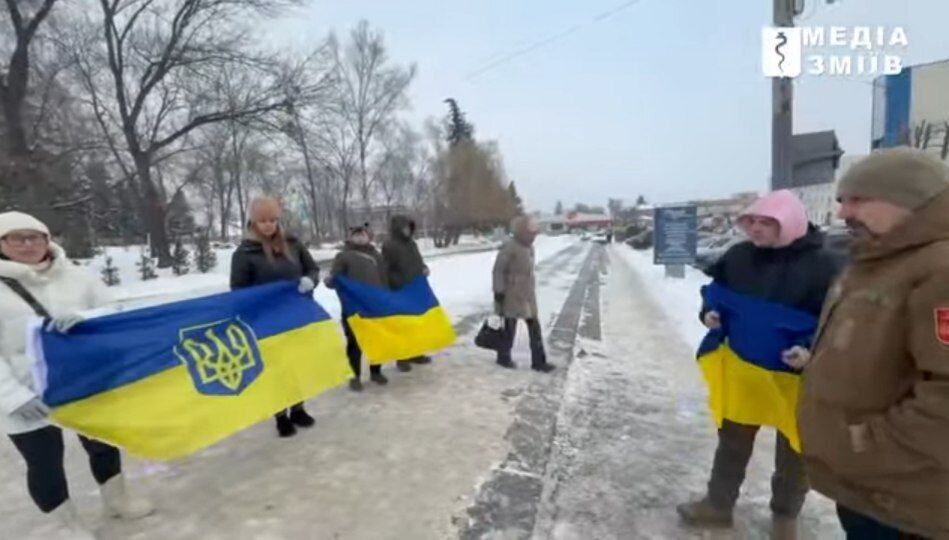 Активисты в Змиеве перекрыли дорогу на Национальную минуту молчания