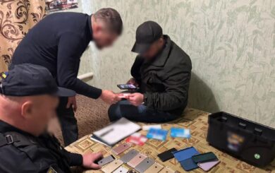 35-летнему фигуранту сообщено о подозрении за мошенничество и отмывание средств