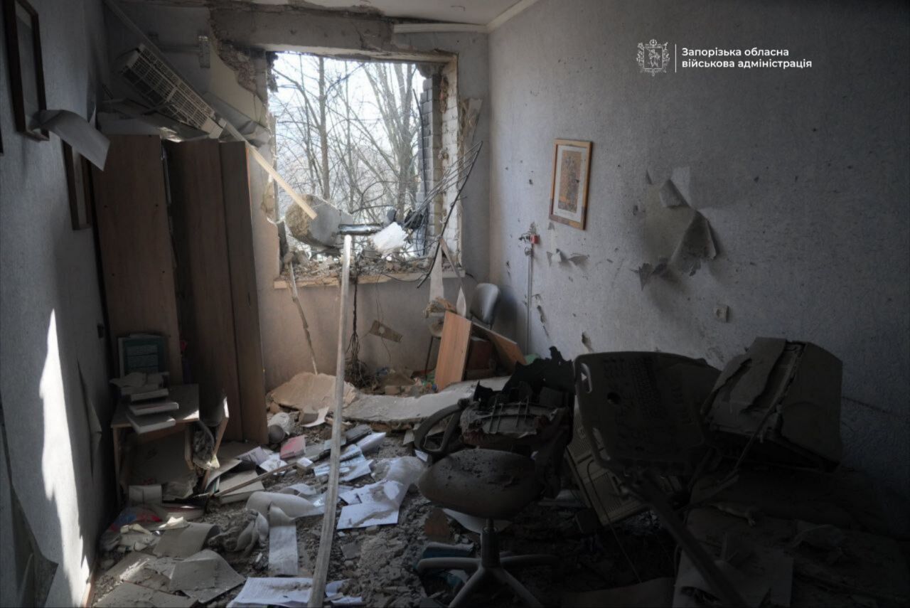 Росіяни вдарили по пологовому будинку в Запоріжжі: шестеро постраждалих (фото, відео)