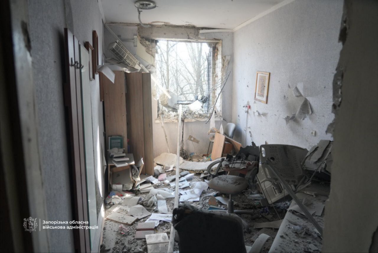 Росіяни вдарили по пологовому будинку в Запоріжжі: шестеро постраждалих (фото, відео)