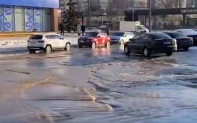 Авария на водопроводе в Киеве: улицы возле метро »Политехнический институт» покрылись льдом