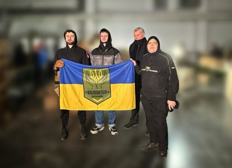 Волонтеры и благотворители во время раздачи гуманитарной помощи жителям района Киева, страдающего длительными блекаутами