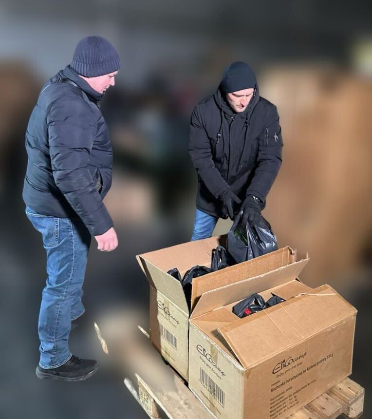 Гуманитарные наборы с газовыми плитками, баллонами и грелками, подготовленные для передачи наиболее уязвимым жителям столицы