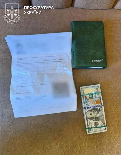 У Києві затримали депутата міськради за підозрою у схемі зі зняттям з розшуку