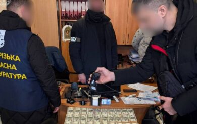Продал »фиктивную повестку»: в Запорожье адвоката поймали на взятке