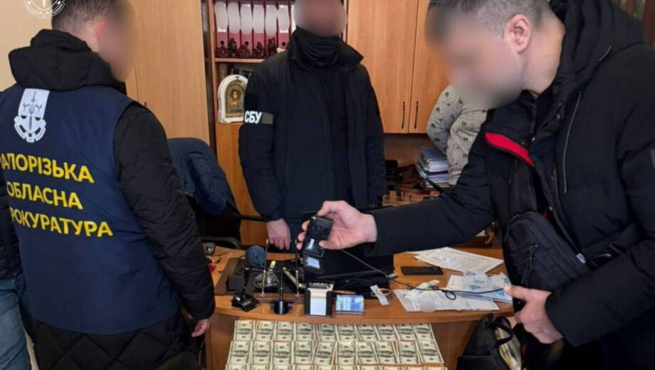 Продал »фиктивную повестку»: в Запорожье адвоката поймали на взятке