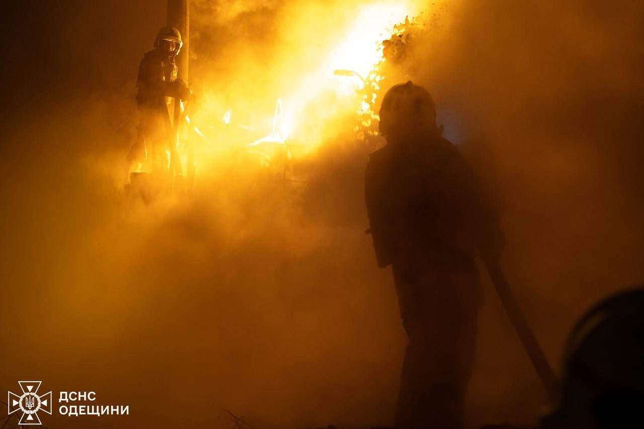 Росія вночі атакувала Одесу: рятувальники ліквідували масштабні пожежі