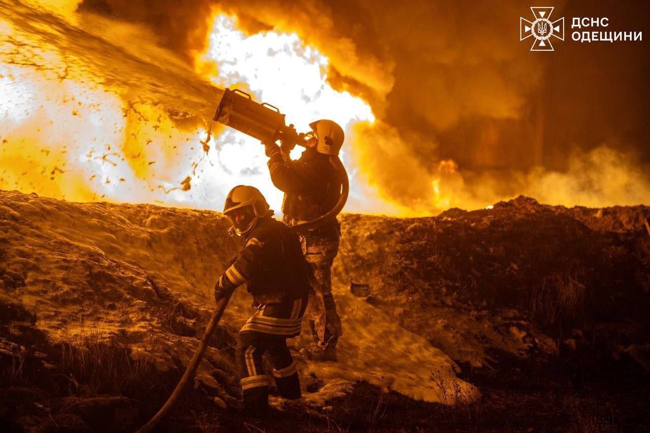 Росія вночі атакувала Одесу: рятувальники ліквідували масштабні пожежі