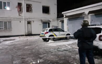 В Днепре прогремел взрыв в помещении полиции: повреждены окна и авто