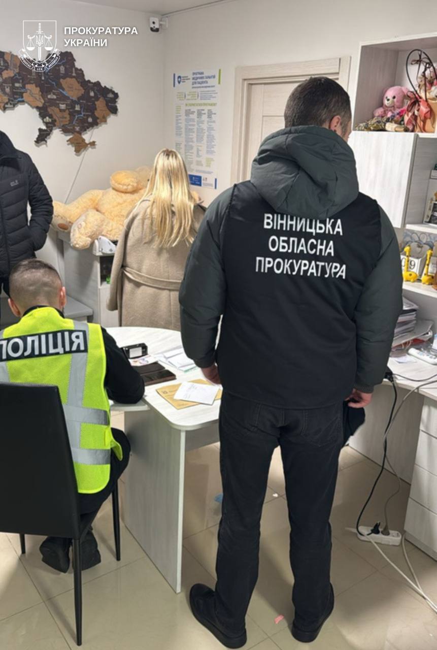 Около 1 млн грн и сотни тысяч долларов: в Виннице задержали медиков по подозрению в коррупции
