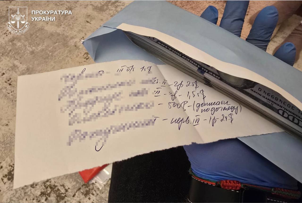 Около 1 млн грн и сотни тысяч долларов: в Виннице задержали медиков по подозрению в коррупции