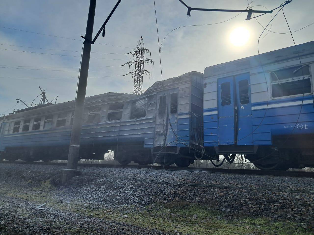 Ворог вдарив по пасажирському потягу на Дніпропетровщині: є жертви