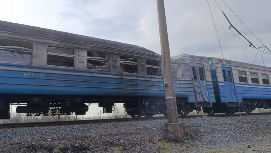 Враг ударил по пассажирскому поезду на Днепропетровщине: есть жертвы
