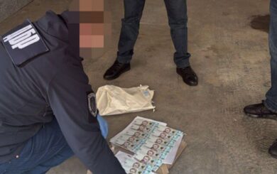 У Хмельницькій області викрили схему незаконної видачі посвідчень в управлінні Держпраці