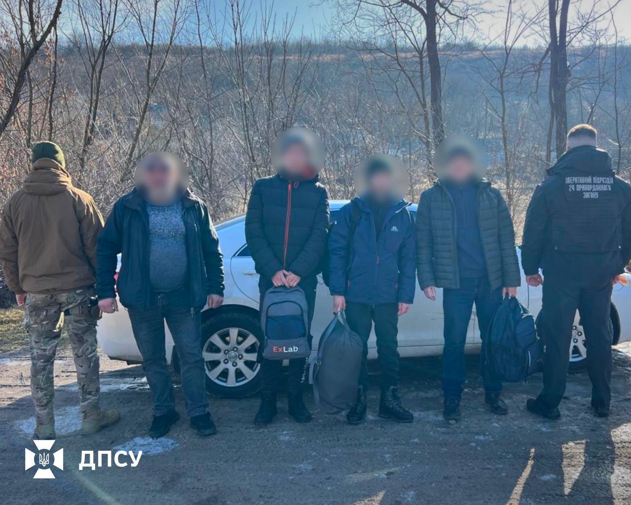 На Вінниччині викрили схему незаконного переправлення чоловіків через кордон на таксі