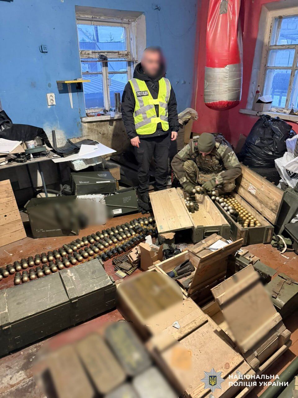 Более 11,5 тысячи патронов, автоматы и взрывчатка: правоохранители прекратили незаконное обращение оружия