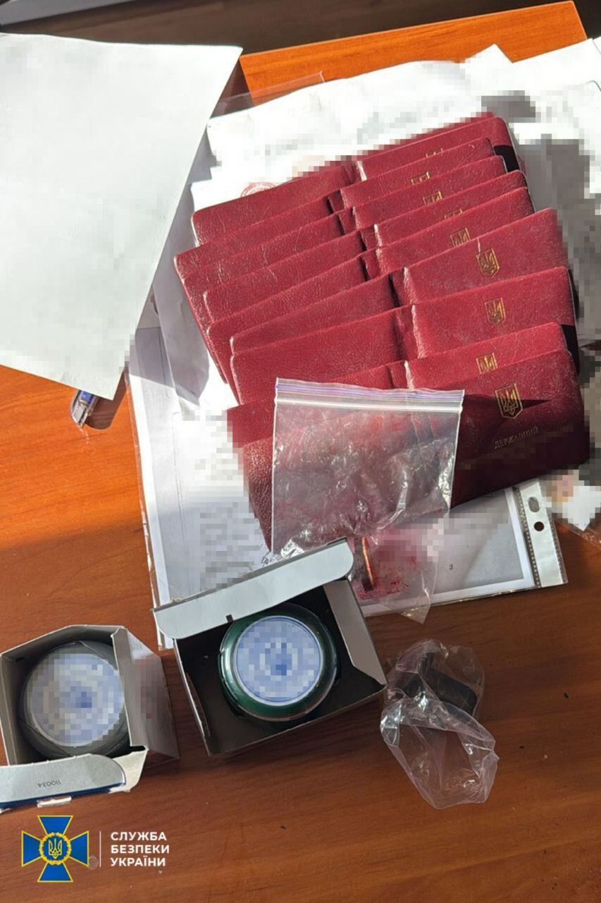 $3–5 тисяч за ''посвідчення СБУ'': правоохоронці викрили масштабну схему