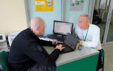 На Херсонщині керівник сервісного центру та двоє спільників підозрюються у хабарництві