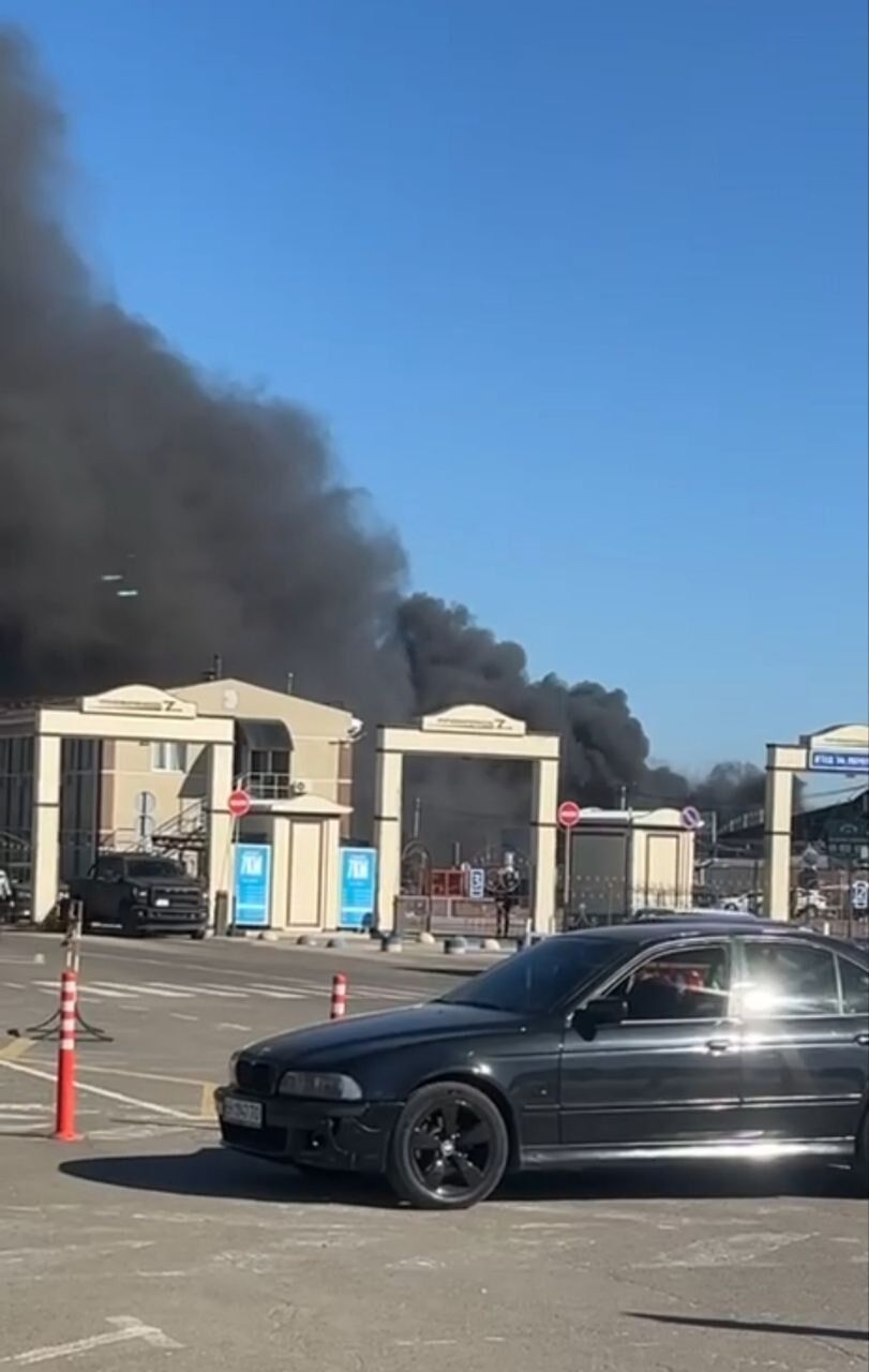 Под Одессой вспыхнул масштабный пожар на рынке ''7-й километр''