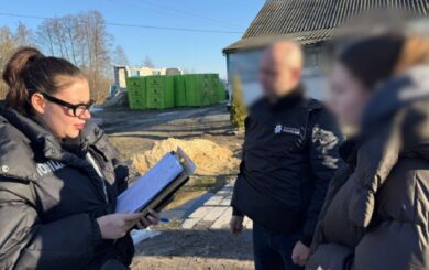 Дрова для ЗСУ по завищеній ціні: Одеські поліцейські викрили корупційну схему у КЕУ
