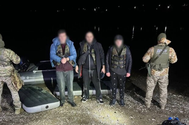 Трое мужчин пытались переплыть Днестр вне пунктов пропуска – их поймали пограничники