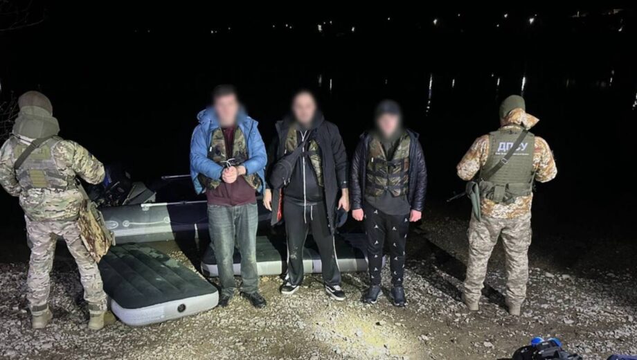 Троє чоловіків намагалися переплисти Дністер поза пунктами пропуску – їх спіймали прикордонники