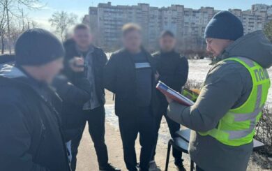 В Киеве полиция задержала мужчину, который за $10 тыс. обещал незаконный выезд за границу как священнослужитель