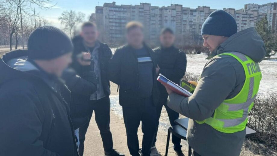 В Киеве полиция задержала мужчину, который за $10 тыс. обещал незаконный выезд за границу как священнослужитель