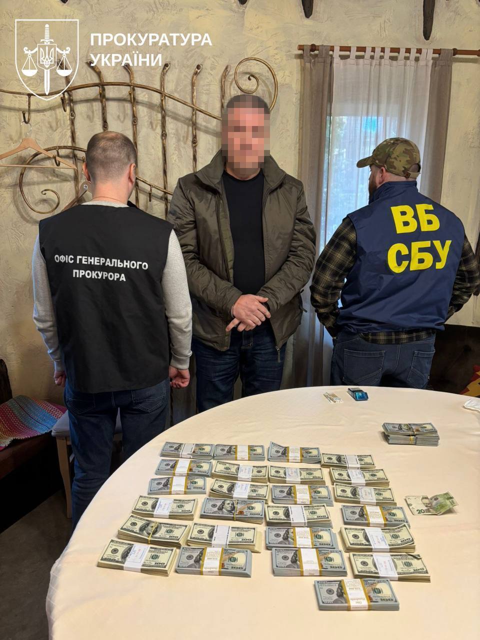 Два чиновника СБУ задержаны за взятку более чем в 600 тыс. долларов