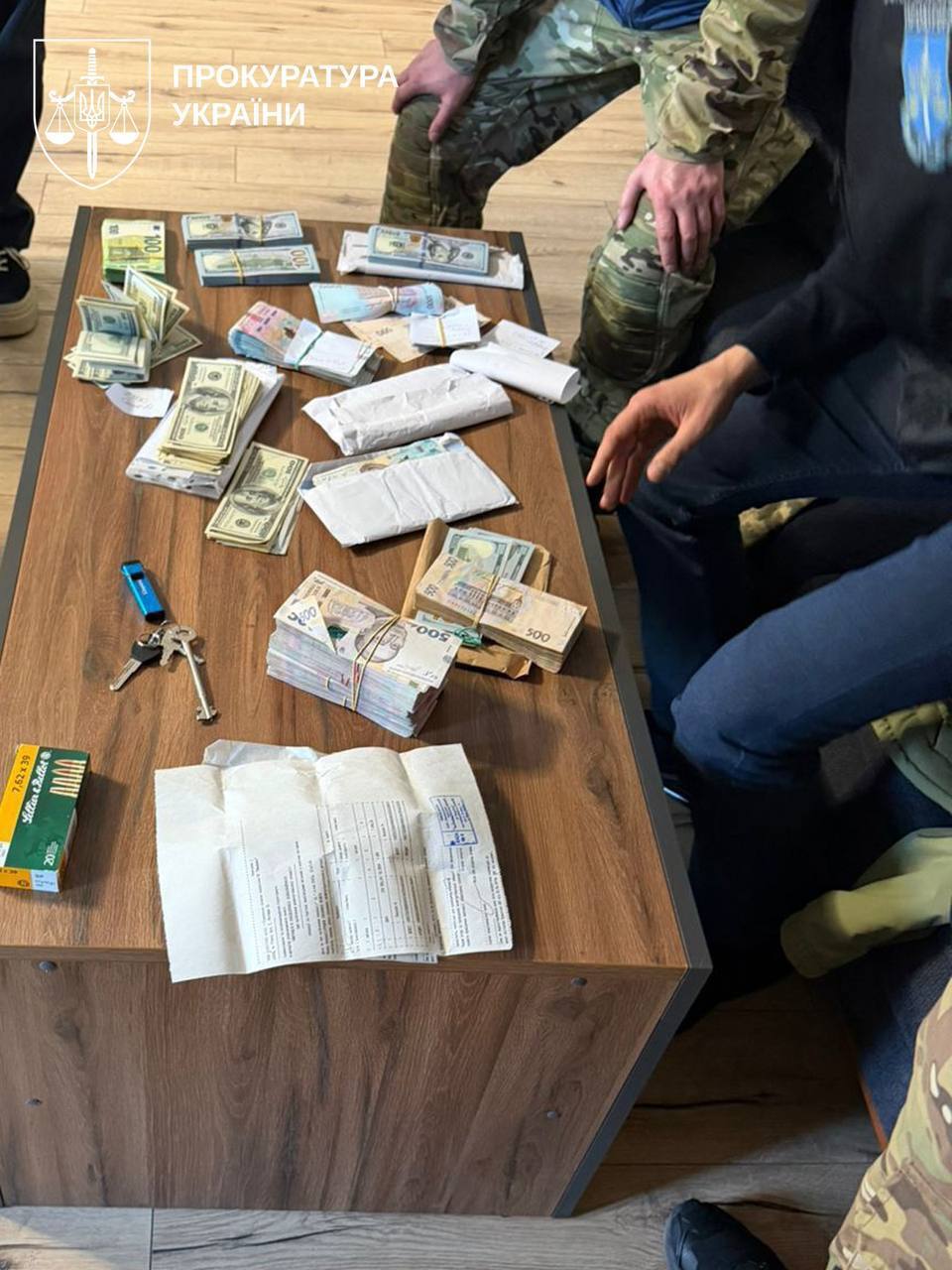Два чиновника СБУ задержаны за взятку более чем в 600 тыс. долларов
