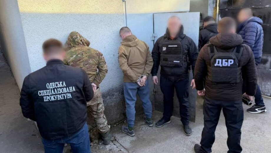 Пятерых военных подозревают в незаконном сбыте оружия из района боевых действий