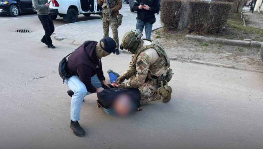 В Прикарпатье подполковник ТЦК требовал $2000 за »помощь» с военным учетом
