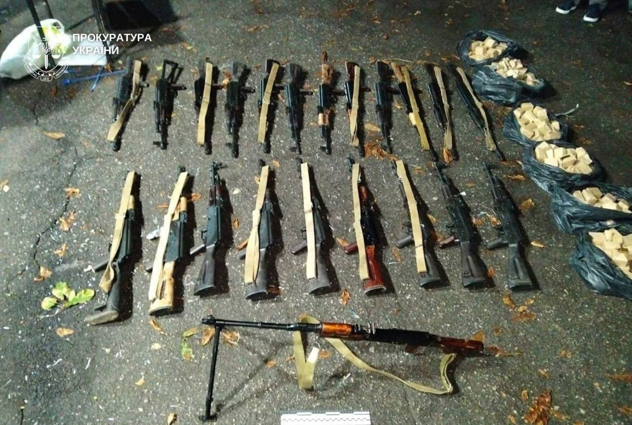 25 автоматов, пулемет и тысячи патронов: в суд направлено дело о масштабном сбыте оружия по Украине