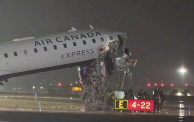 Авария в аэропорту Нью-Йорка: CRJ-900 врезался в наземный транспорт, 13 раненых