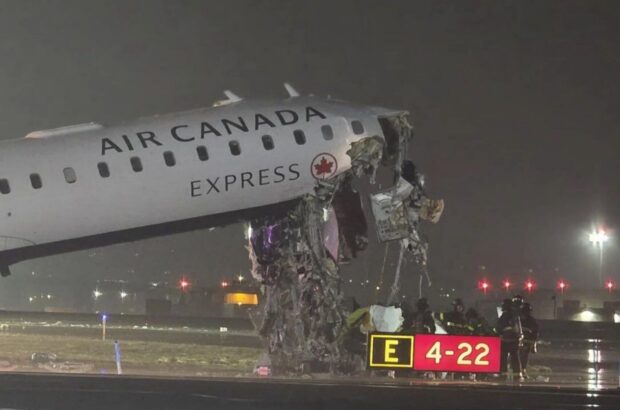 Авария в аэропорту Нью-Йорка: CRJ-900 врезался в наземный транспорт, 13 раненых