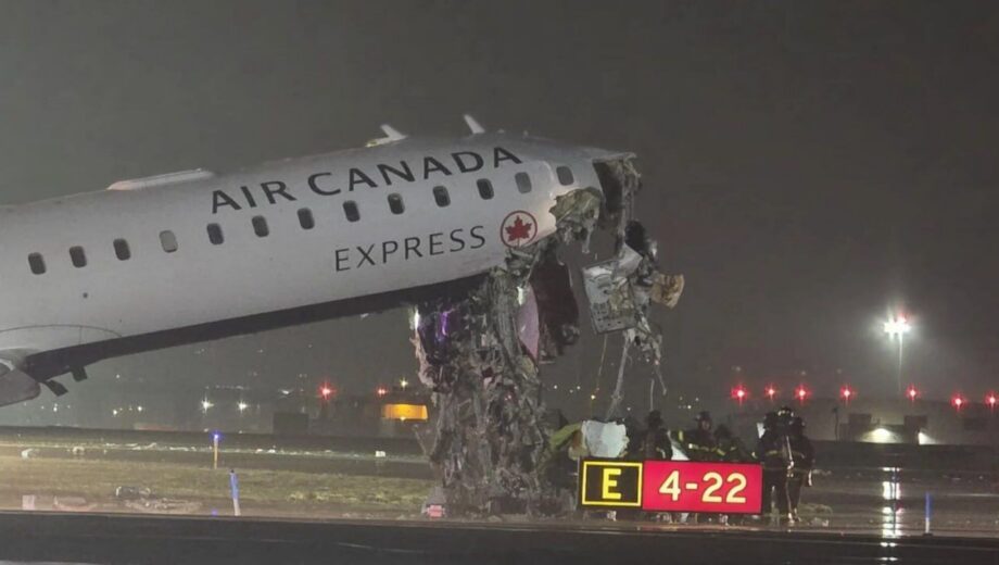 Авария в аэропорту Нью-Йорка: CRJ-900 врезался в наземный транспорт, 13 раненых