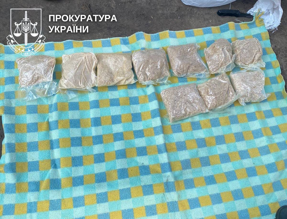 Дельцы прятали запрещенные вещества на 20 миллионов гривен в цветочных вазонах