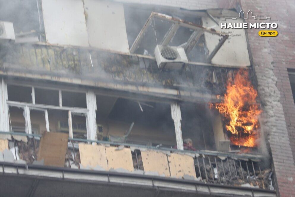 Трое раненых и пожар: в Днепре дрон попал в 14-этажное здание (обновлено)