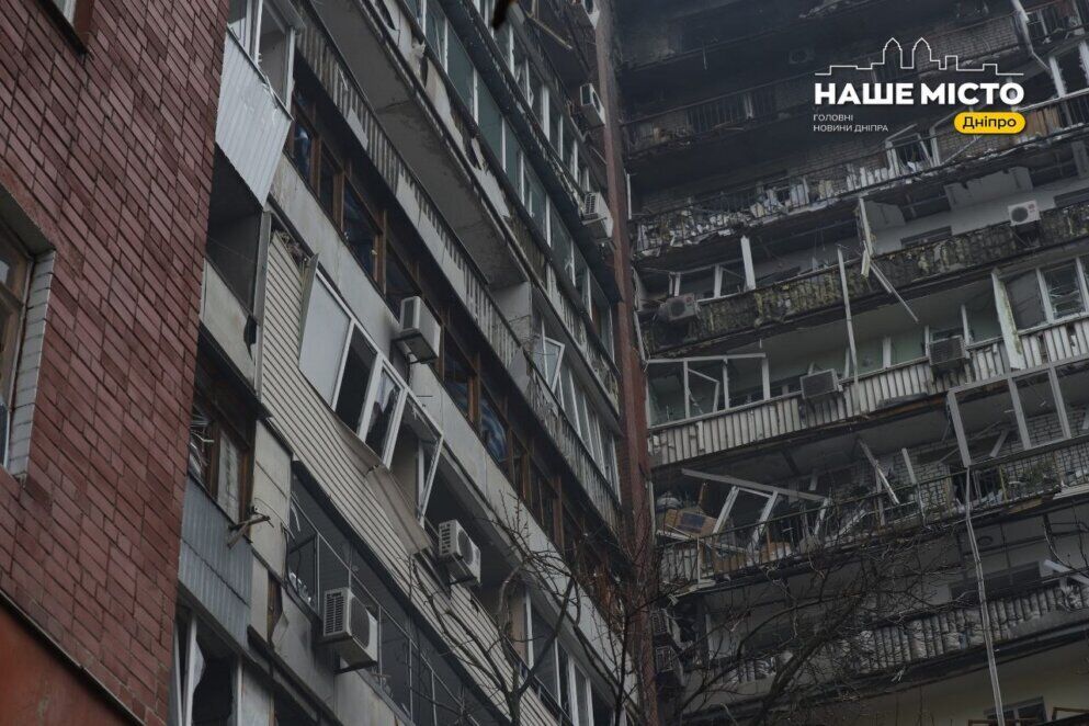 Трое раненых и пожар: в Днепре дрон попал в 14-этажное здание (обновлено)
