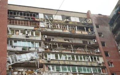 Обстріл Дніпра дронами: верхні поверхи багатоповерхівки пошкоджені