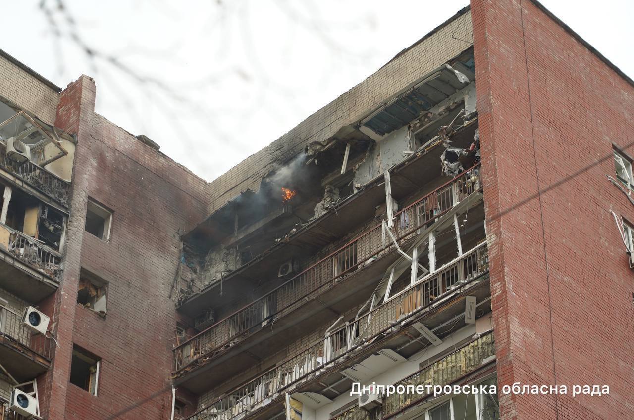 Трое раненых и пожар: в Днепре дрон попал в 14-этажное здание (обновлено)